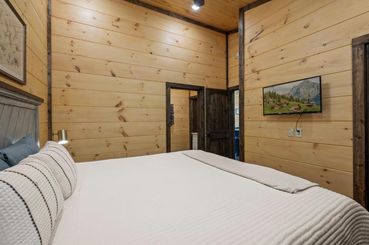 New Cozy Mountain Cabin Hot Tub Near Downtown แกตลิงเบิร์ก ภายนอก รูปภาพ