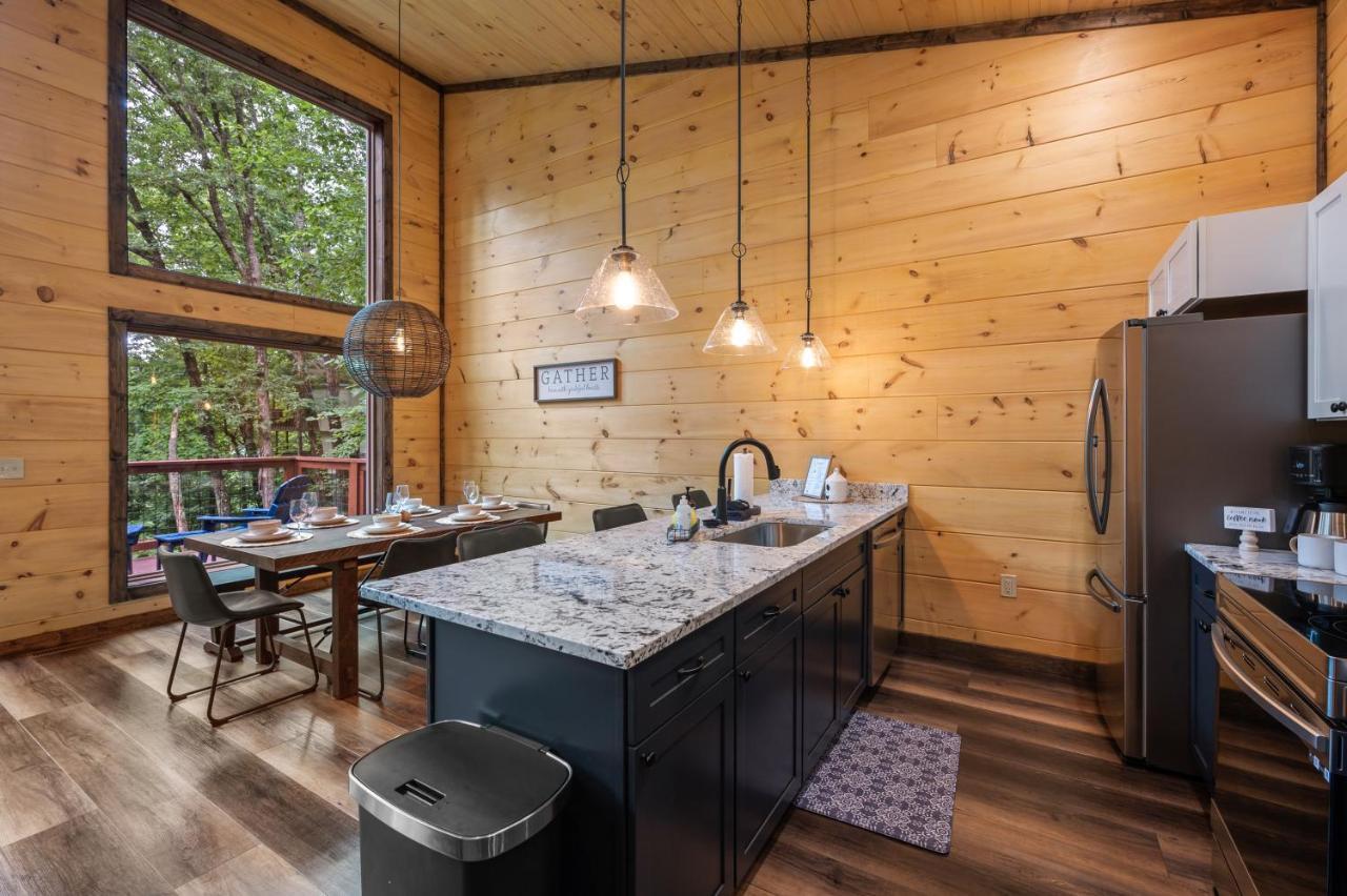 New Cozy Mountain Cabin Hot Tub Near Downtown แกตลิงเบิร์ก ภายนอก รูปภาพ