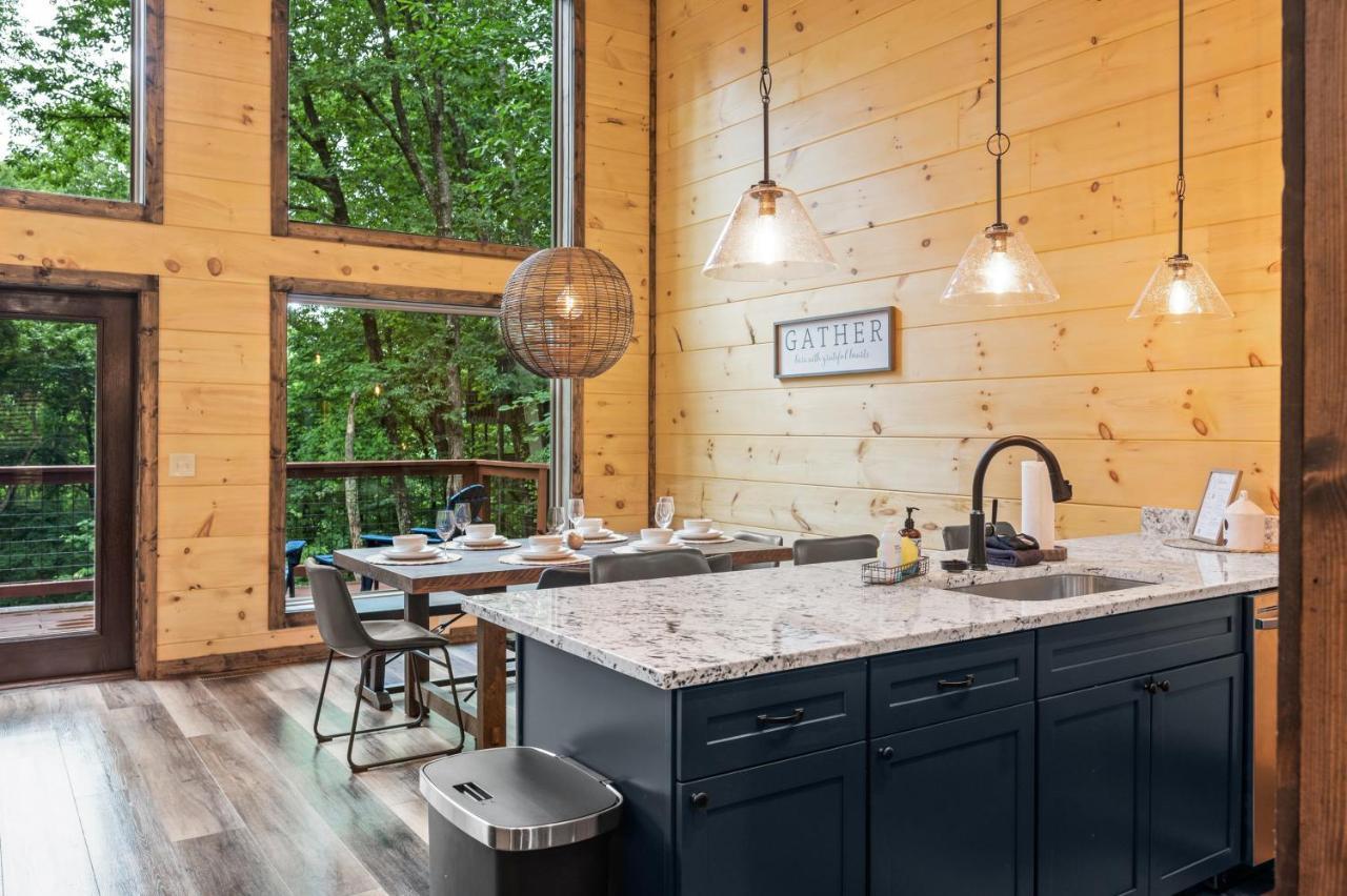 New Cozy Mountain Cabin Hot Tub Near Downtown แกตลิงเบิร์ก ภายนอก รูปภาพ