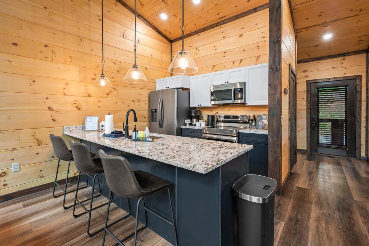 New Cozy Mountain Cabin Hot Tub Near Downtown แกตลิงเบิร์ก ภายนอก รูปภาพ