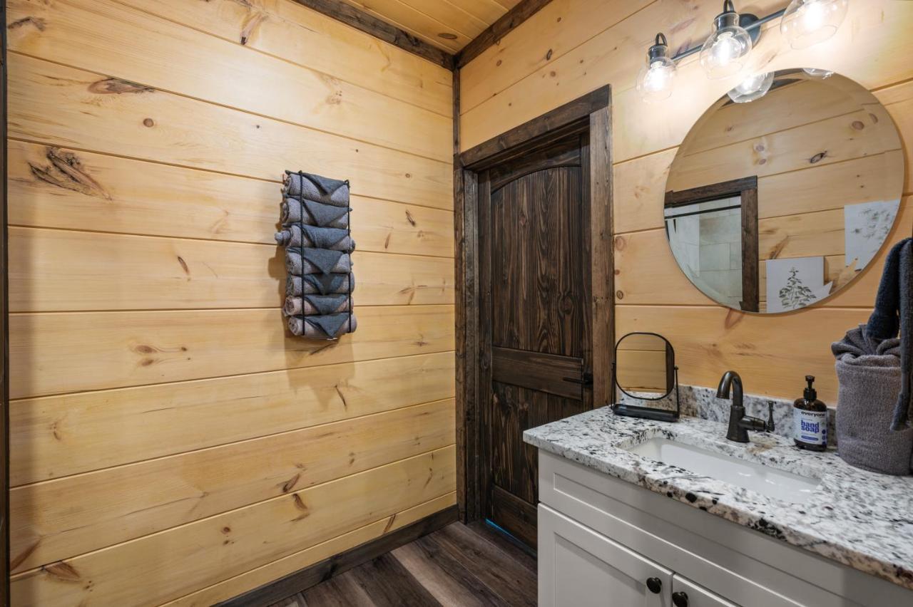 New Cozy Mountain Cabin Hot Tub Near Downtown แกตลิงเบิร์ก ภายนอก รูปภาพ